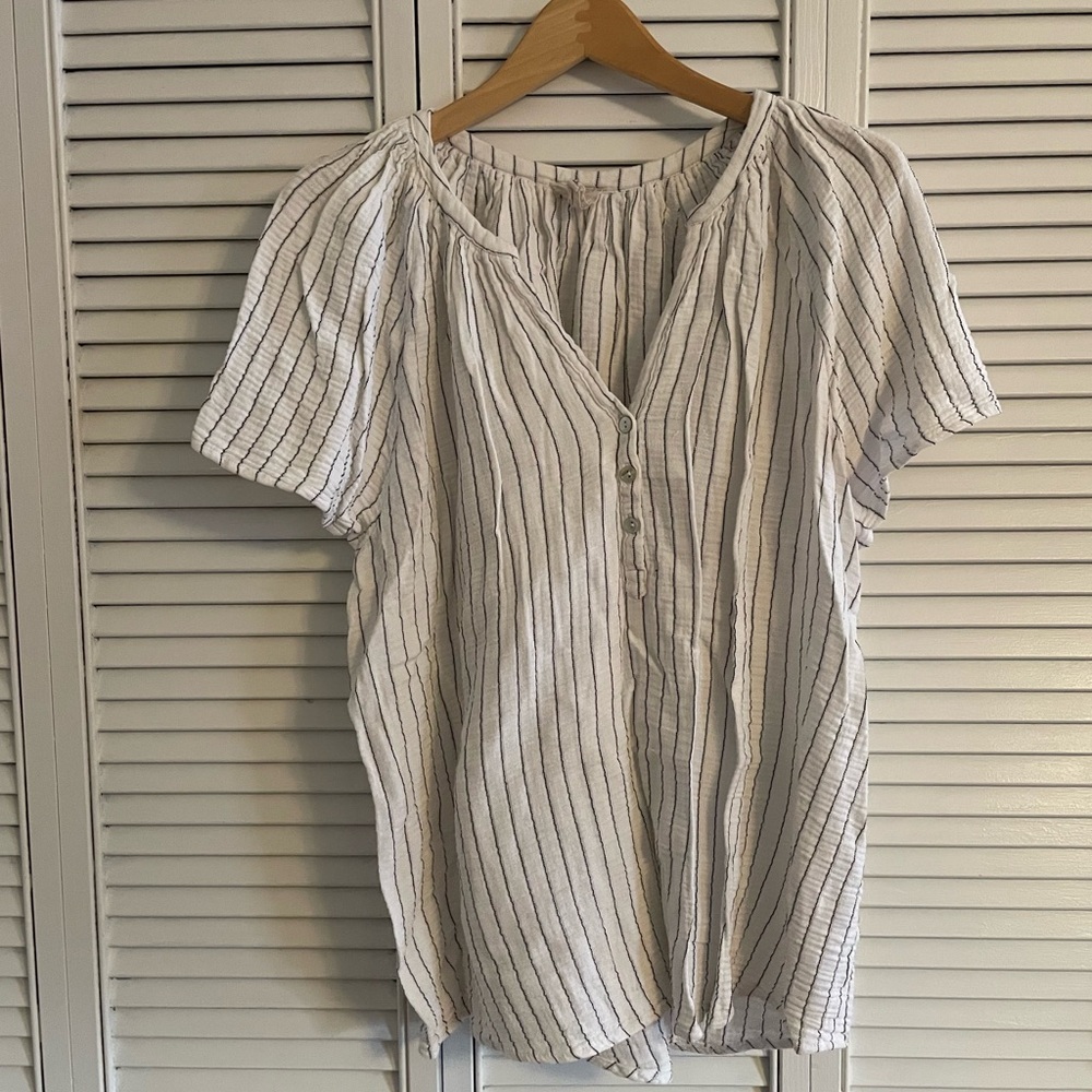 Joie Women’s Size 1X pin-striped split V-neck short sleeve shirt